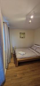 1 dormitorio con 2 camas y suelo de madera en Dartford Cosy and Spacious 3 bedroom house Netflix and Sport Channels en Dartford