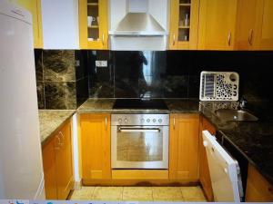 Kuchyňa alebo kuchynka v ubytovaní HI Downtown Apartment K9