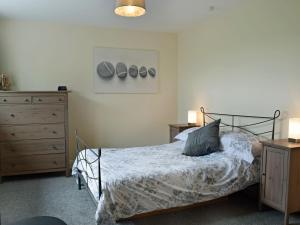 A bed or beds in a room at Y Hendy Llaeth