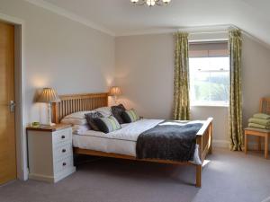 a bedroom with a bed and a window at Yonderton House - Uk11181 in Hollybush