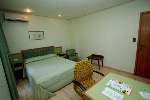 Postel nebo postele na pokoji v ubytování Cinelandia Hotel