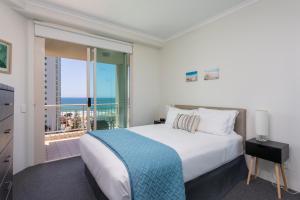 ein Schlafzimmer mit großem Bett und Balkon in der Unterkunft Maldives Resort Main Beach, Gold Coast in Gold Coast