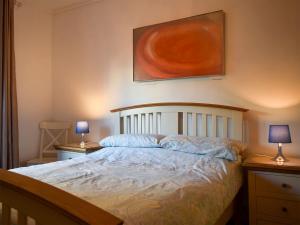 1 dormitorio con 1 cama y una pintura en la pared en Moray Hastings View, en Hastings