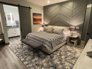 1 dormitorio con 1 cama y una gran pared gris en Designer View Villa-rooftop 360 View Deck-hot Tub, en Sedona