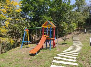 un parco giochi con scivolo su una collina di Aloja-T en Apartamento amoblado en Condominio de San Jeronimo a San Jerónimo