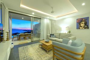 uma sala de estar com um sofá e uma mesa em 400m to beach & sunset seaview em Nathon Bay