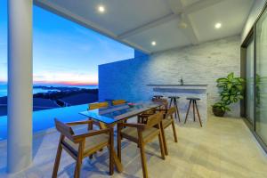 uma sala de jantar com mesa e cadeiras em 400m to beach & sunset seaview em Nathon Bay