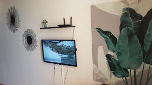 TV a/nebo společenská místnost v ubytování Les Studios de La Baie 349