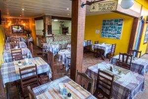 une salle à manger vide avec des tables et des chaises dans un restaurant dans l'établissement Pousada Konquista, à Parati