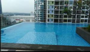 ein großer blauer Swimmingpool auf einem Gebäude in der Unterkunft ICity Homestay Konvokesyen Dan Percutian Shah Alam 1R 1Q 1S 1Sofabed in Shah Alam