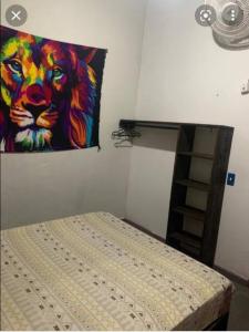 - une chambre avec une peinture d'un lion sur le mur dans l'établissement Hostel swellpipa, à Pipa