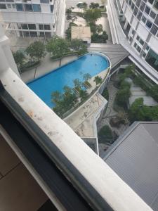 eine Draufsicht auf ein Schwimmbad in einem Gebäude in der Unterkunft ICity Homestay Konvokesyen Dan Percutian Shah Alam 1R 1Q 1S 1Sofabed in Shah Alam + 1 Foto