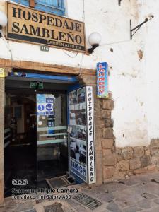 una tienda con un cartel en un lado de un edificio en Hostal sambleño cusco Piero suite, en Cusco