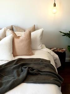 Dangerfield Oaks Boutique Cottage's客房内的一张或多张床位
