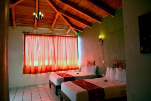 um quarto com 2 camas e uma janela em Hotel Aldama em Colima