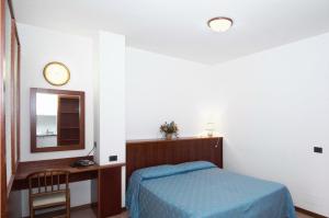 A bed or beds in a room at Hotel Ristorante Il Gabbiano