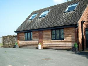 una casa con techo y ventanas. en Little Vines, en Strensham