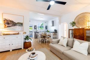 Χώρος καθιστικού στο Casita 20 Tomaree Road great pet friendly property with WiFi and Air Conditioning