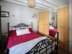 um quarto com uma cama grande e um cobertor vermelho em The Garden House - Uk10987 em Llandogo