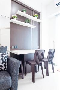 comedor con 2 sillas y mesa en NEW 2Br Apartment in Benson Connected to Pakuwon Mall Surabaya Barat, en Lontar