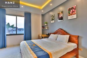 HANZ Light House Hotel & Apartment في هانوي: غرفة نوم بسرير ونافذة كبيرة