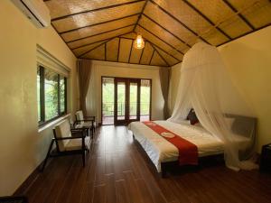 um quarto com uma cama e uma rede mosquiteira em Ta Xua Ecolodge em Bắc Yên