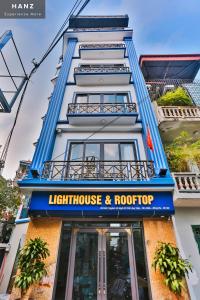 HANZ Light House Hotel & Apartment في هانوي: مبنى عليه منور ولوحة