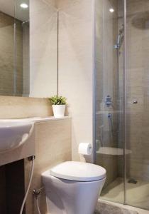 La salle de bains est pourvue d'une douche, de toilettes et d'un lavabo. dans l'établissement Comfy 2 bedroom TA, à Jakarta