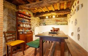 cocina con mesa y sillas en una habitación en Nice Home In Colognora Di Pescaglia With 4 Bedrooms And Wifi, en Vetriano