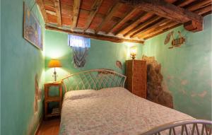 1 dormitorio con 1 cama en una habitación con paredes verdes en Nice Home In Colognora Di Pescaglia With 4 Bedrooms And Wifi, en Vetriano