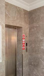 a elevator in a building with a sign on the wall at Hotel Portobahia Santa Marta Rodadero in Santa Marta