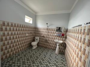 La salle de bains est pourvue de toilettes et d'un lavabo. dans l'établissement Nhà Nghỉ Hồng Trang - Thủ Dầu Một, à Xóm Mới (1)