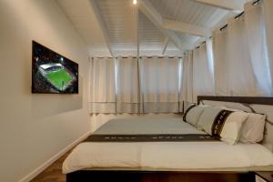 - une petite chambre avec un lit dans l'établissement LUXURY PENTHOUSE GREAT LOCATION WITH PARKING Tlv, à Ramat Gan
