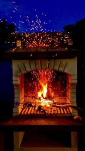 コスタ・レイにあるFattoria di Anja e Marcoの夜間の暖炉