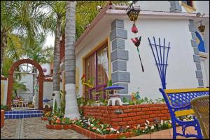 a home with a house with a garden at Welcome To Casa OLE Playas de Tijuana 5-Rooms 14-Guests close to Shoping Center & Beach in Tijuana