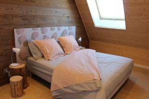 una camera da letto con letto in una camera in legno di grand appartement privé neuf avec loggia a Orchamps-Vennes