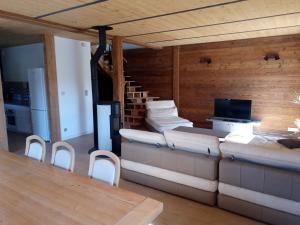 Zimmer mit Sofa, Tisch und TV in der Unterkunft grand appartement privé neuf avec loggia in Orchamps-Vennes