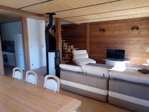 Televízia a/alebo spoločenská miestnosť v ubytovaní grand et bel appartement au cœur du haut-Doubs