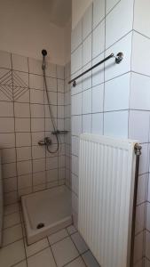 bagno con doccia e servizi igienici di Blue Bay Apartment a Chania