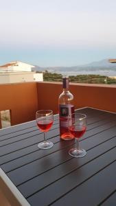 una bottiglia di vino e due bicchieri su un tavolo di Blue Bay Apartment a Chania