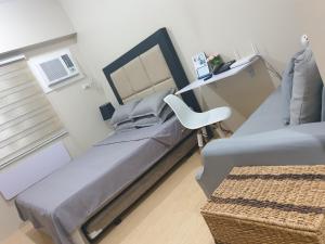 una habitación de hospital con una cama y una silla en CunduNiAia Sunvida Tower Condominium Unit Across SM Cebu, en Cebú