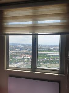 una ventana con vista a una ciudad en CunduNiAia Sunvida Tower Condominium Unit Across SM Cebu, en Cebú