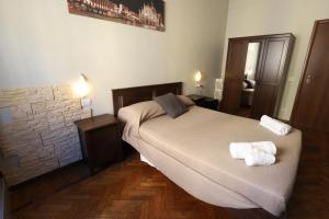 Uma cama ou camas num quarto em Carlo Goldoni Hotel