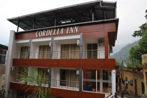 budynek z napisem "Corralilla Inn" w obiekcie Hotel Cordelia inn w mieście Rishikesh