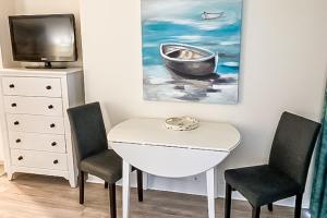 a room with a table and two chairs and a painting at Daytona Beach Resort 805 in Daytona Beach