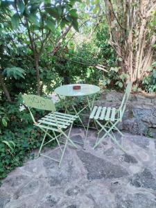 two chairs and a table and a table and chairs at Les castagnèdes in Céret