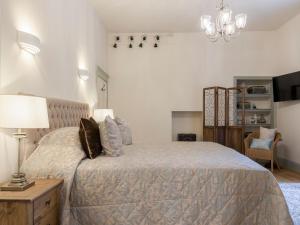 1 dormitorio con 1 cama y 1 mesa con lámpara en Woodhaven - Uk1517 en Grange Over Sands