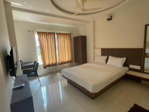 A bed or beds in a room at DC comforts