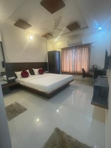 A bed or beds in a room at DC comforts