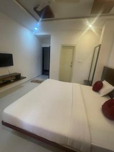 A bed or beds in a room at DC comforts
